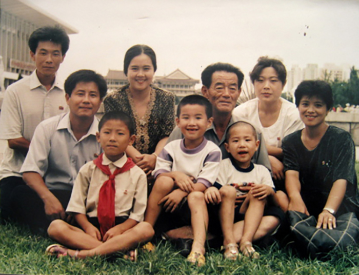 Mr. Oh’s brother’s family. The third person in the back row is Mr. Oh’s niece.