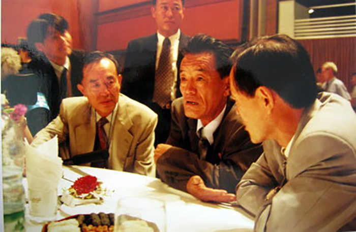 Mr. Oh brothers at the reunion venue in 2000