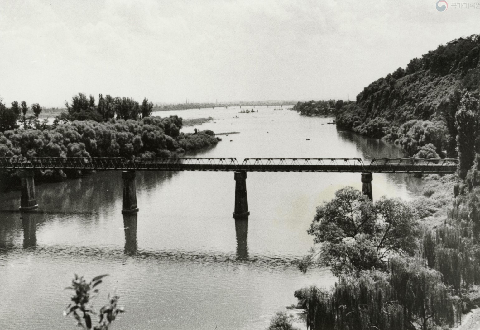 평양지역의 대동강 인근 수도다리 (제공 : 국가기록원, 출처 : 러시아 국립영상사진문서보관소) 11번째 사진